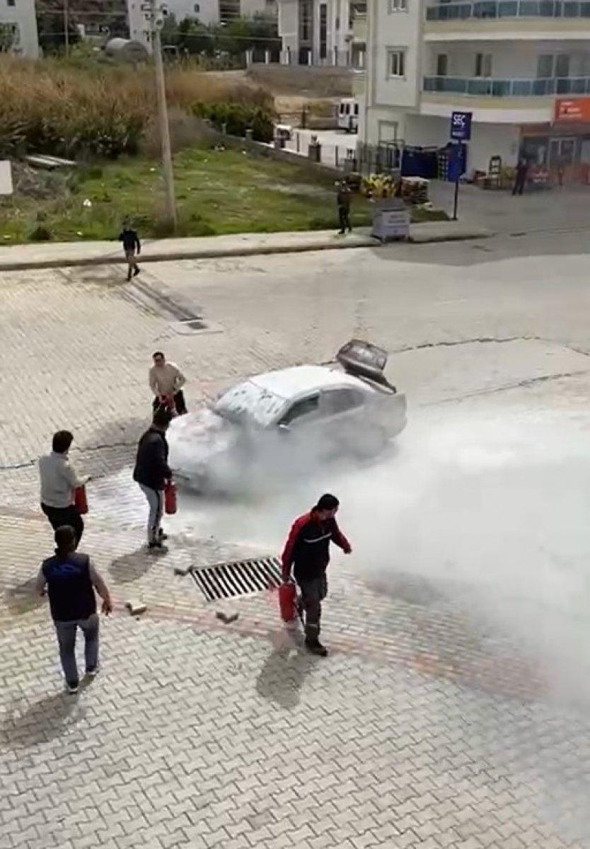 Antalya’da yanan araç, vatandaşların müdahalesi ile söndürüldü