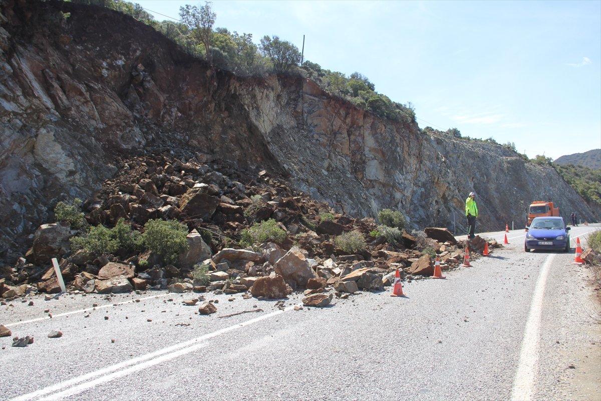 Marmaris-Datça kara yolunda toprak kayması
