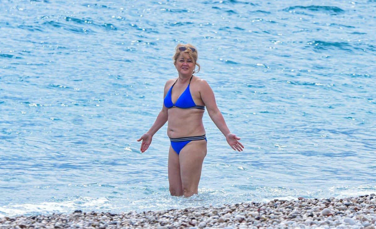 Antalya'da karlı dağ manzarasında deniz keyfi