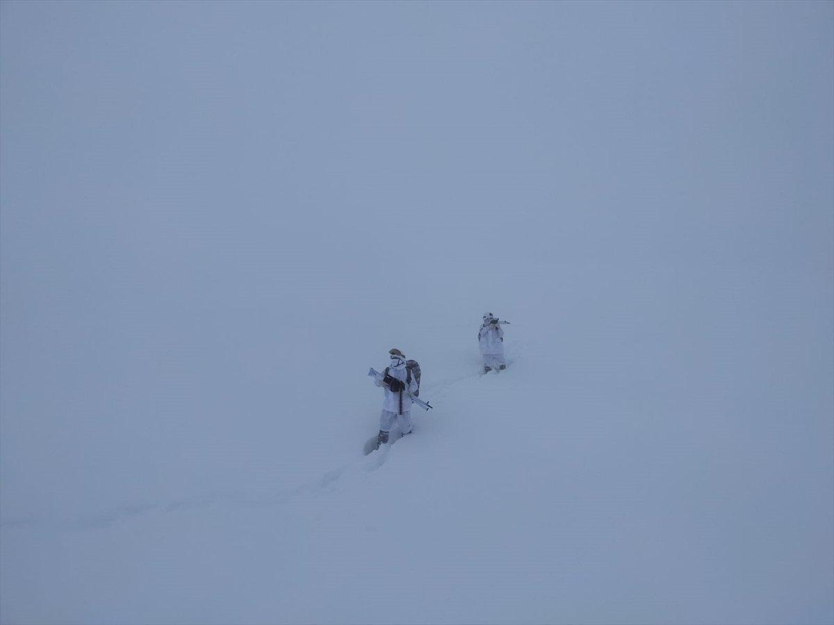 Tunceli'de teröristlere ait 29 sığınak imha edildi