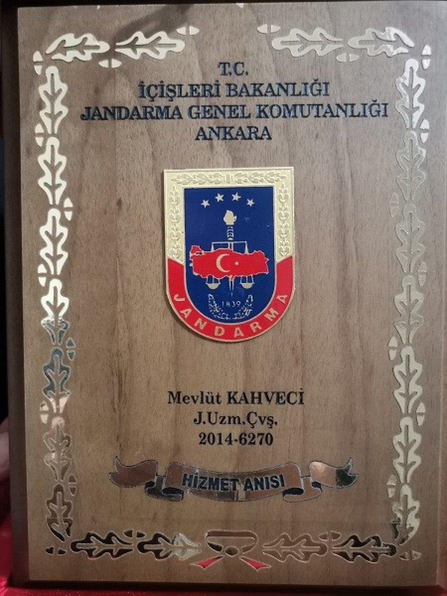 Şehit ailesine 'Hizmet Anısı' şilti teslim edildi