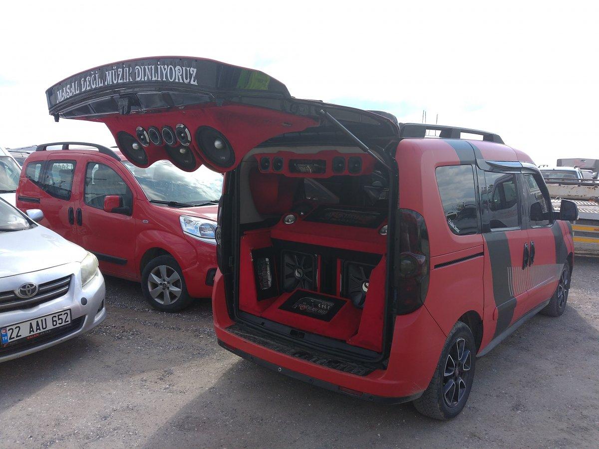 Denetlemeye takılan aracın ses sistemi polisi şaşkına çevirdi