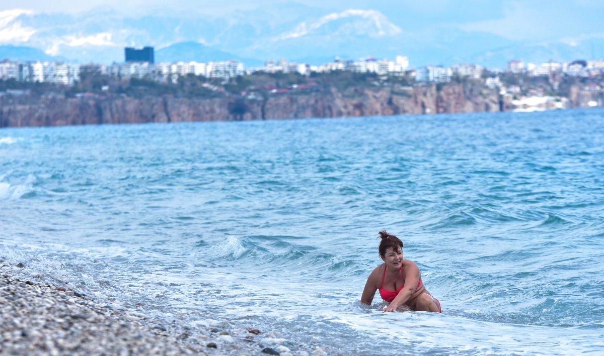 Antalya'da karlı dağ manzarasında deniz keyfi