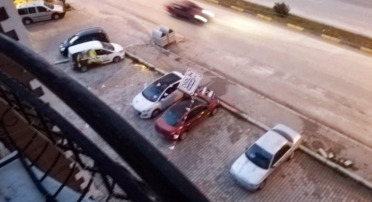 Hatay’da fırtına çıktı, reklam direği arabanın üzerine düştü