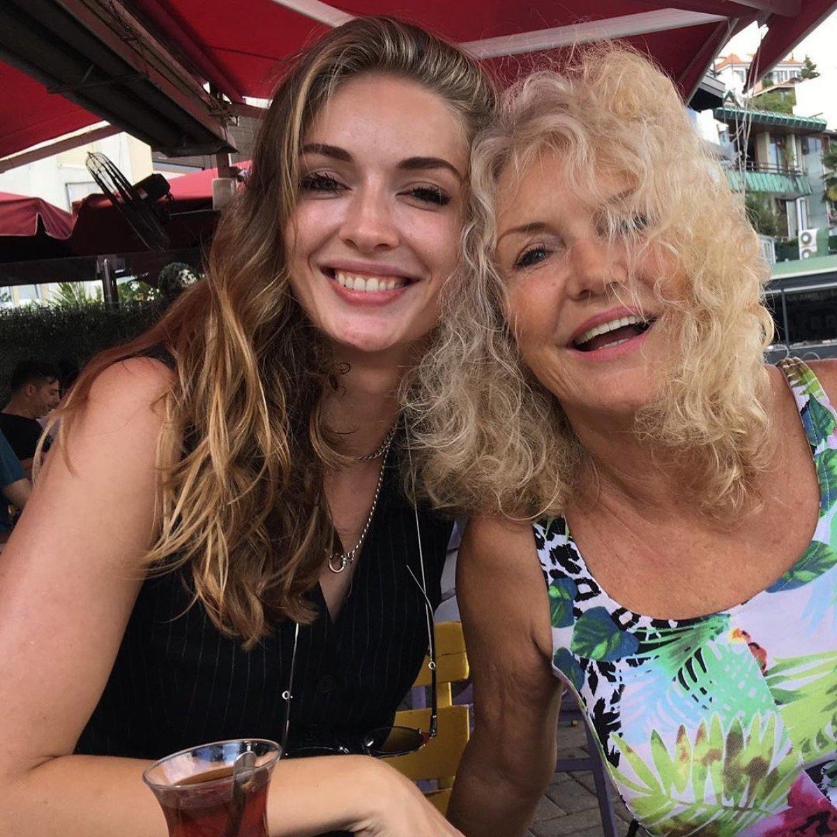 Yasemin Allen, karın kasını gösterdi