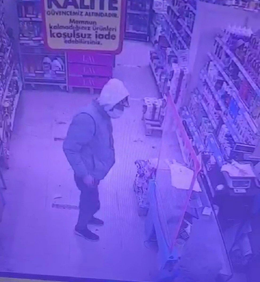 İzmir'de markette silahlı soygun girişimi