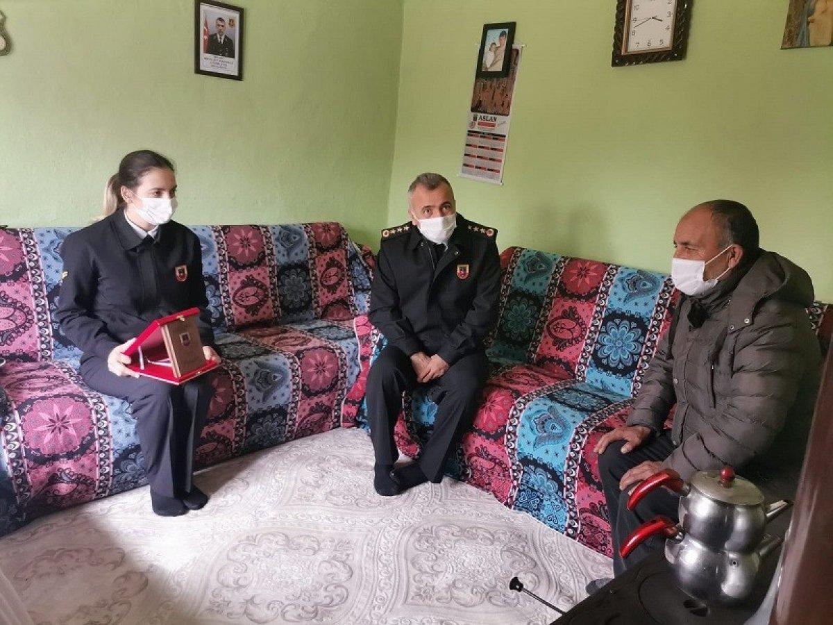 Şehit ailesine 'Hizmet Anısı' şilti teslim edildi