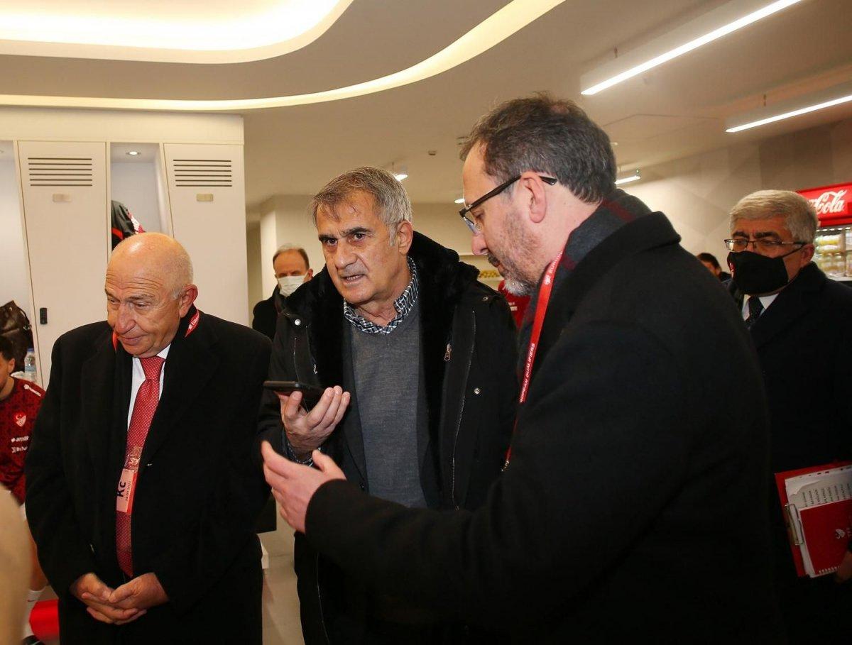 Cumhurbaşkanı Erdoğan A Milli Fubol Takımı'nı tebrik etti