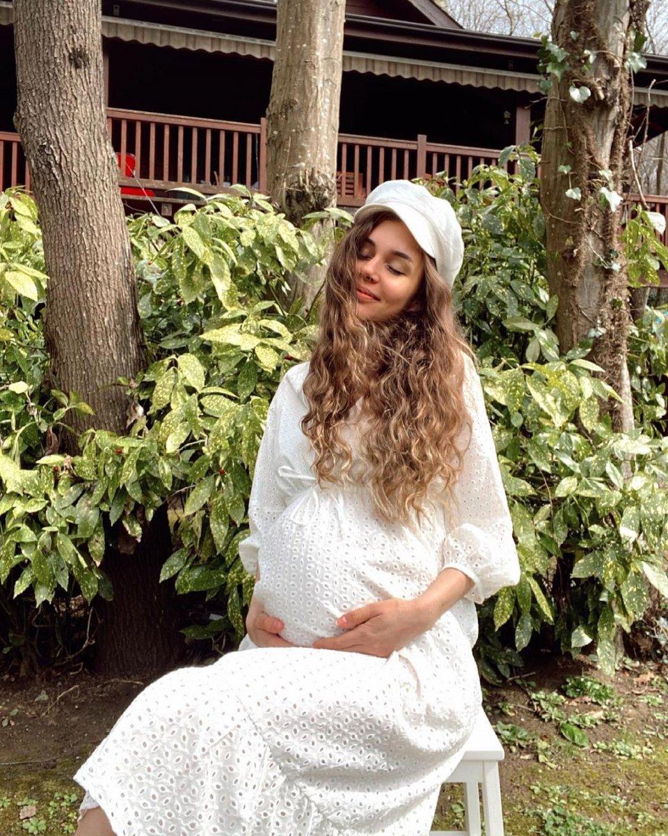 Berfu Yenenler doğum yaptı