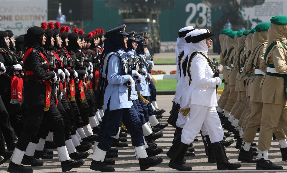 Pakistan Milli Günü'nde askeri geçit töreni düzenlendi