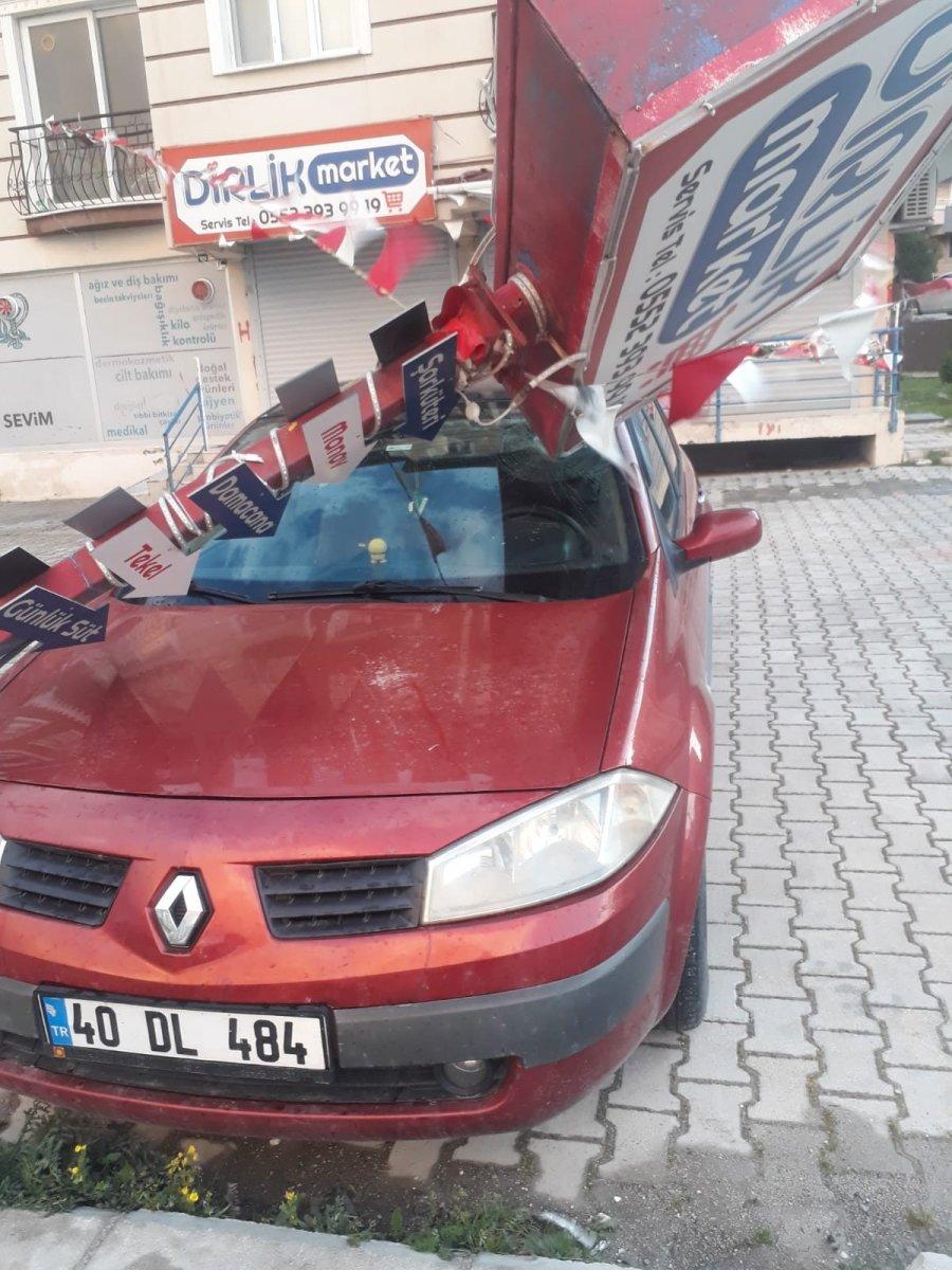 Hatay’da fırtına çıktı, reklam direği arabanın üzerine düştü