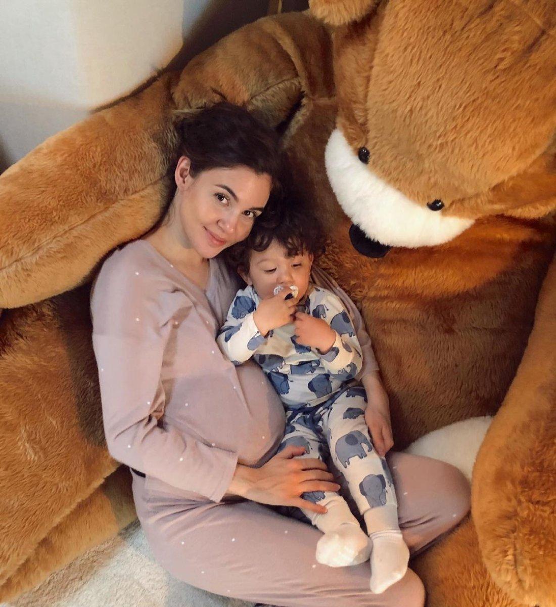 Berfu Yenenler doğum yaptı