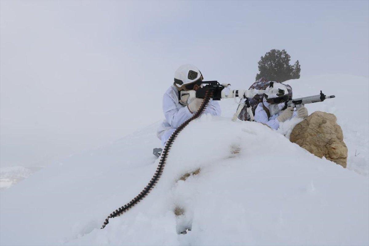 Tunceli'de teröristlere ait 29 sığınak imha edildi