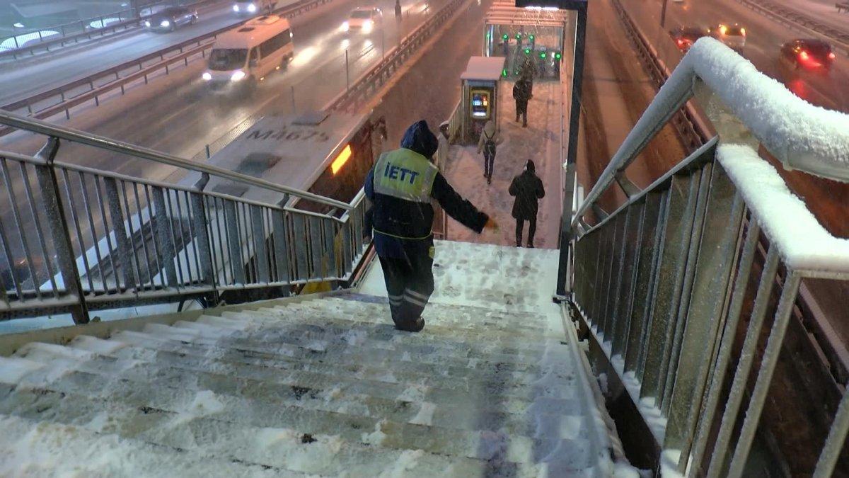 İstanbul'da kar yağışı etkili oluyor