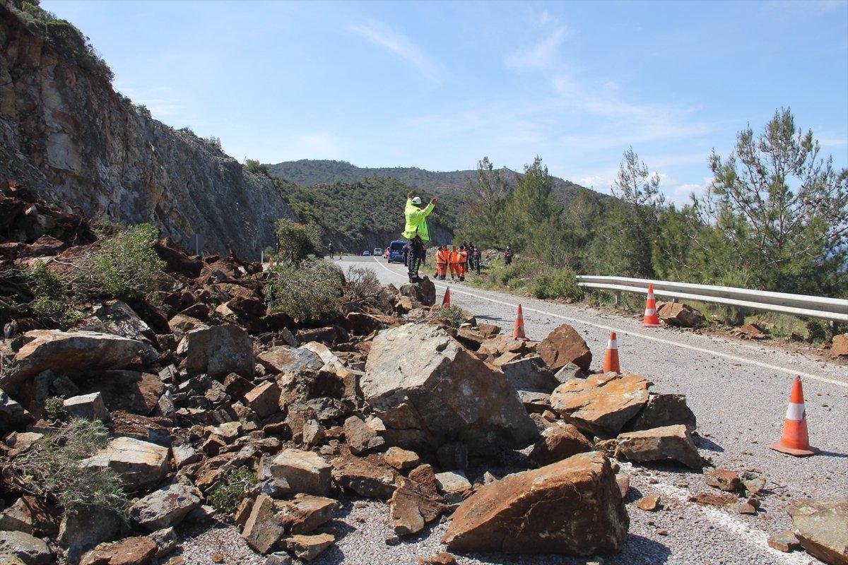 Marmaris-Datça kara yolunda toprak kayması