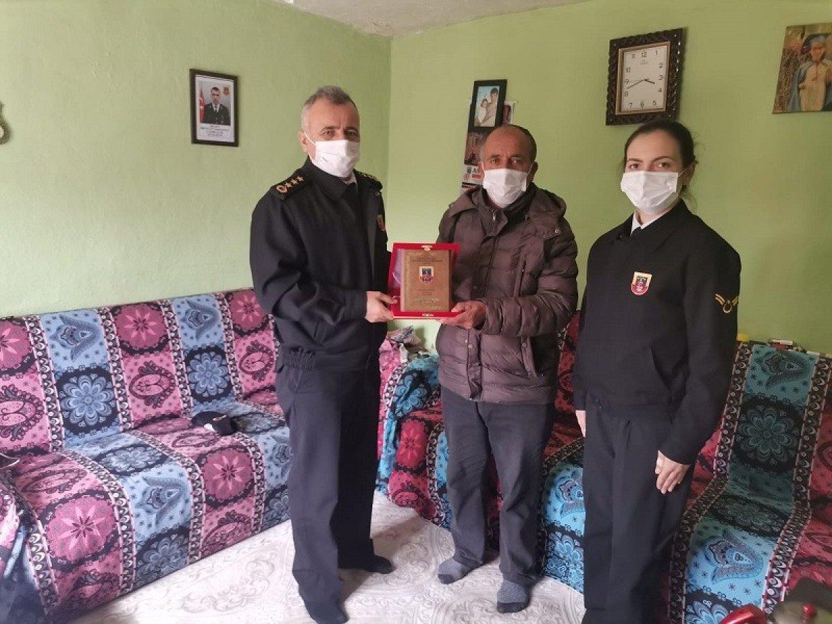 Şehit ailesine 'Hizmet Anısı' şilti teslim edildi