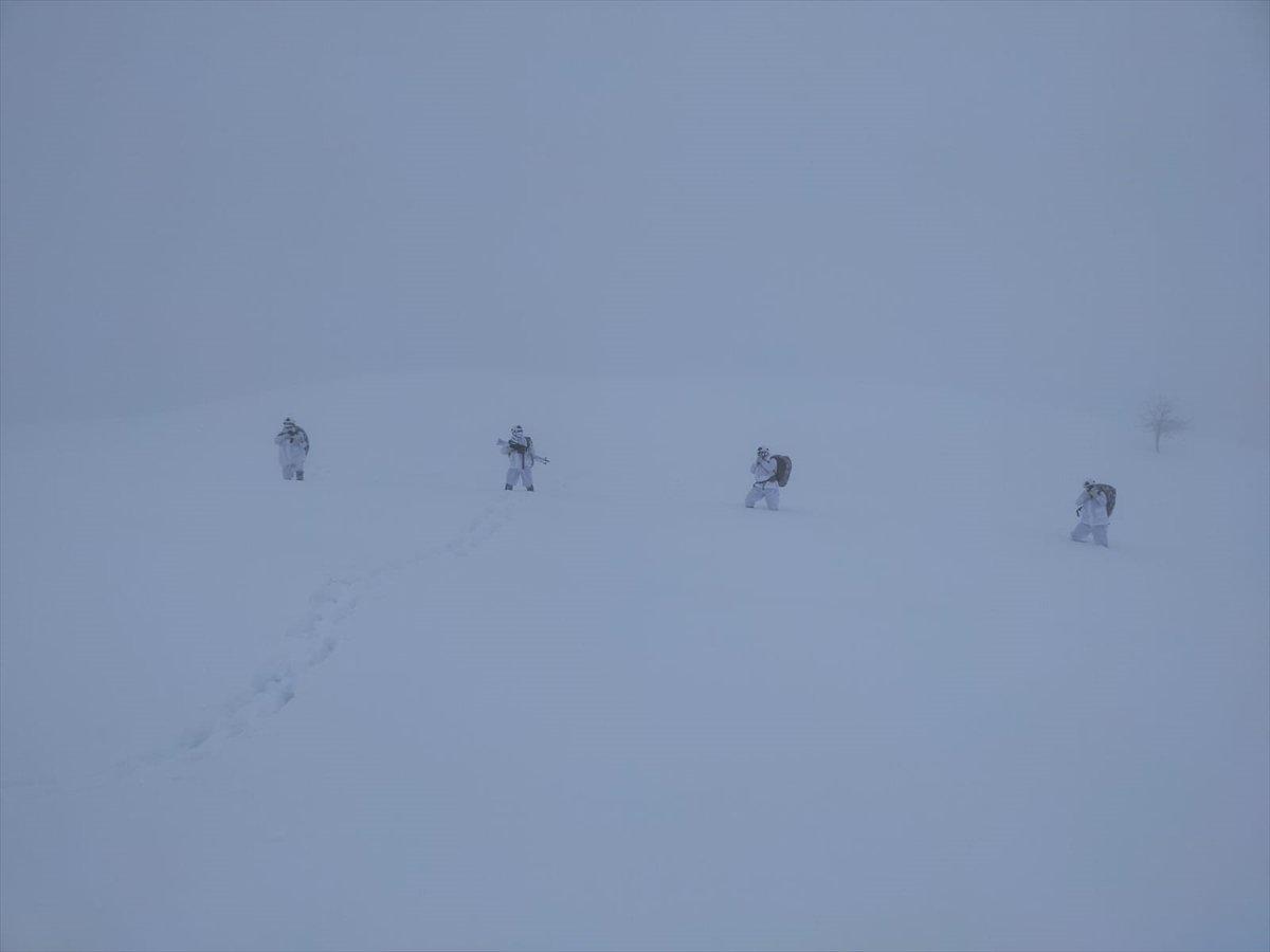 Tunceli'de teröristlere ait 29 sığınak imha edildi
