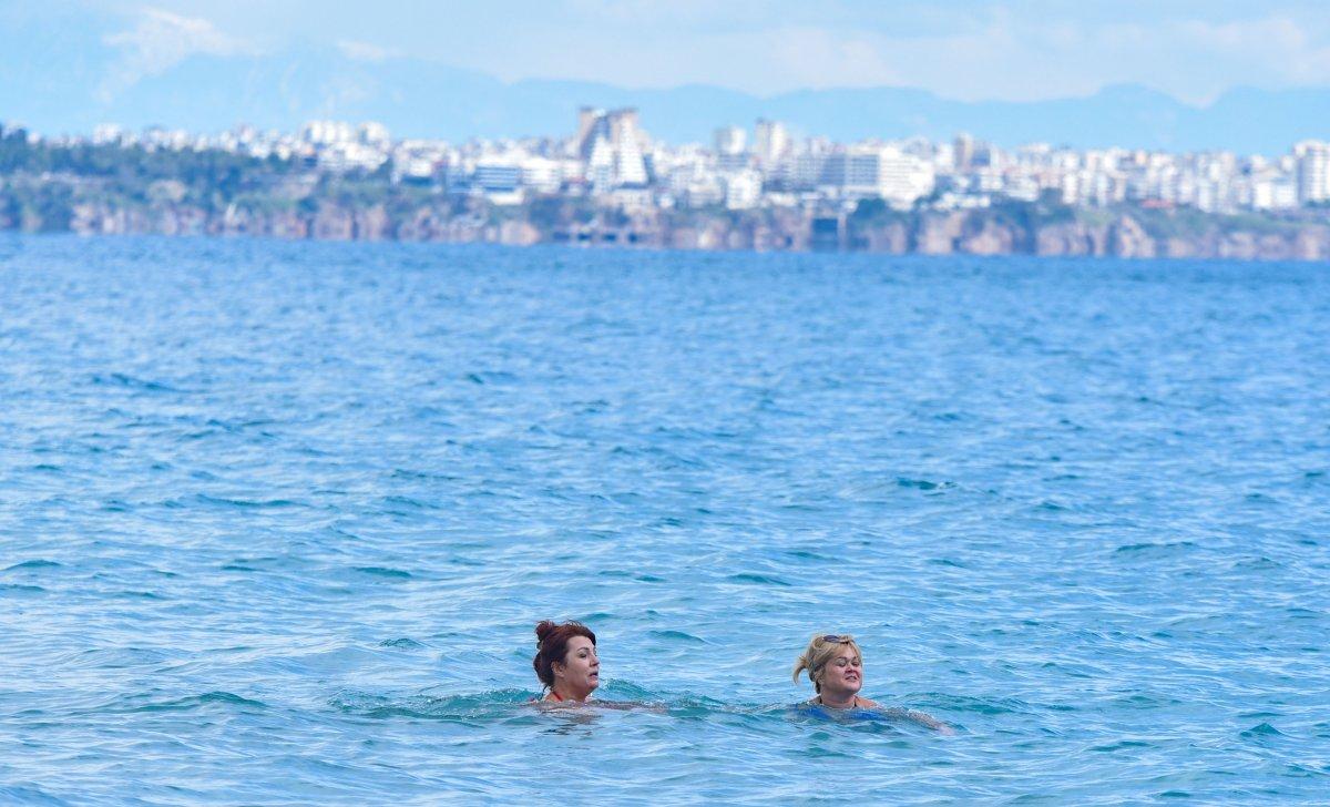 Antalya'da karlı dağ manzarasında deniz keyfi