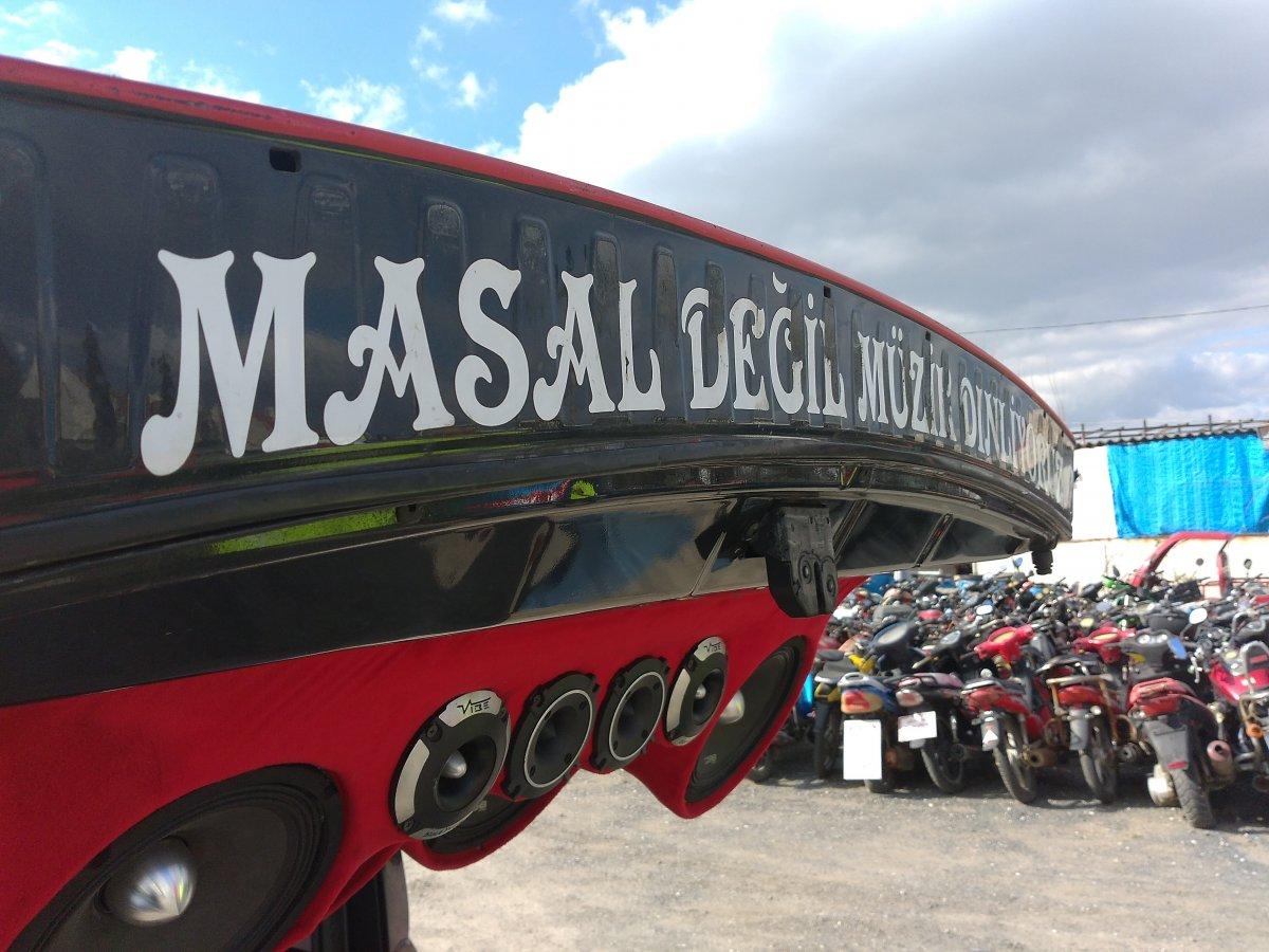 Denetlemeye takılan aracın ses sistemi polisi şaşkına çevirdi