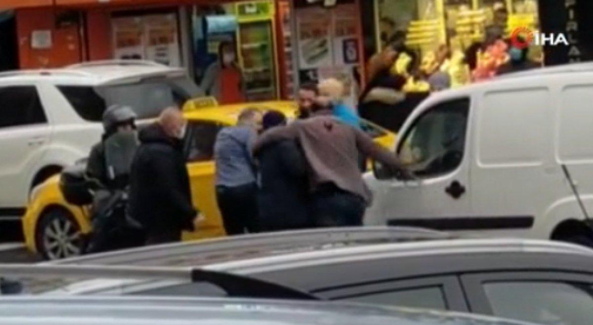 Esenyurt'ta iki sürücü birbirine girdi