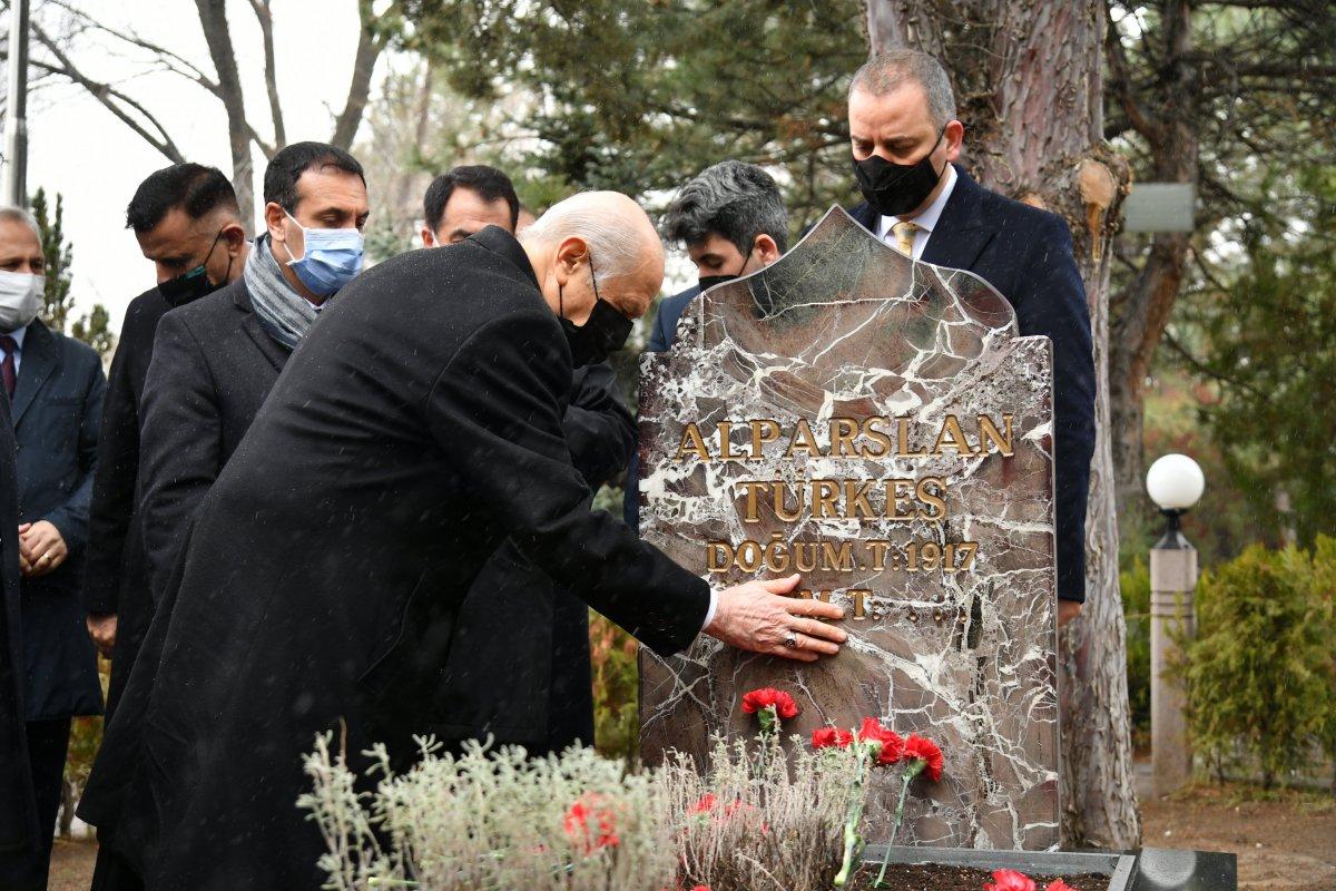 Devlet Bahçeli'den Anıtkabir'e ve Alparslan Türkeş'in kabrine ziyaret