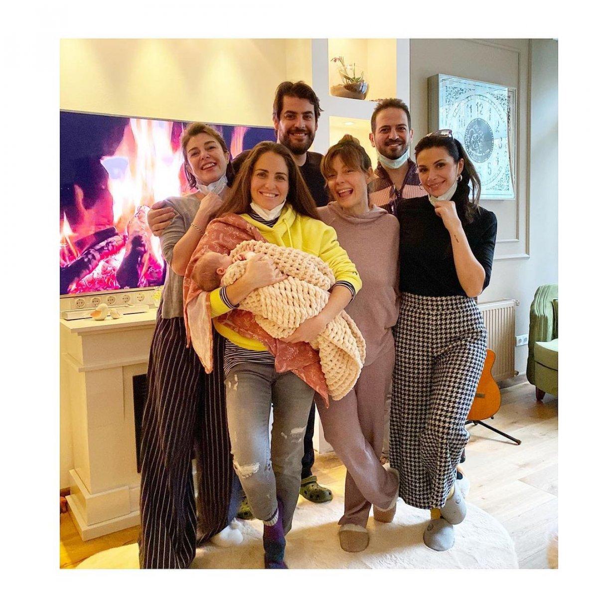 Özge Özder kızının yüzünü gösterdi