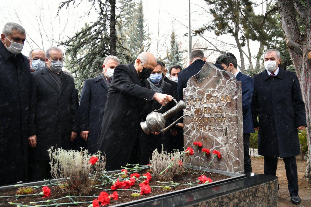 Devlet Bahçeli'den Anıtkabir'e ve Alparslan Türkeş'in kabrine ziyaret