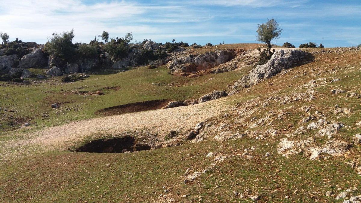 Kahramanmaraş’ta 300 bin yıllık kaya mezarlar koruma altına alındı