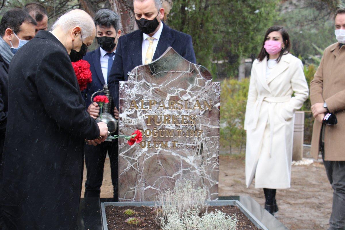 Devlet Bahçeli'den Anıtkabir'e ve Alparslan Türkeş'in kabrine ziyaret