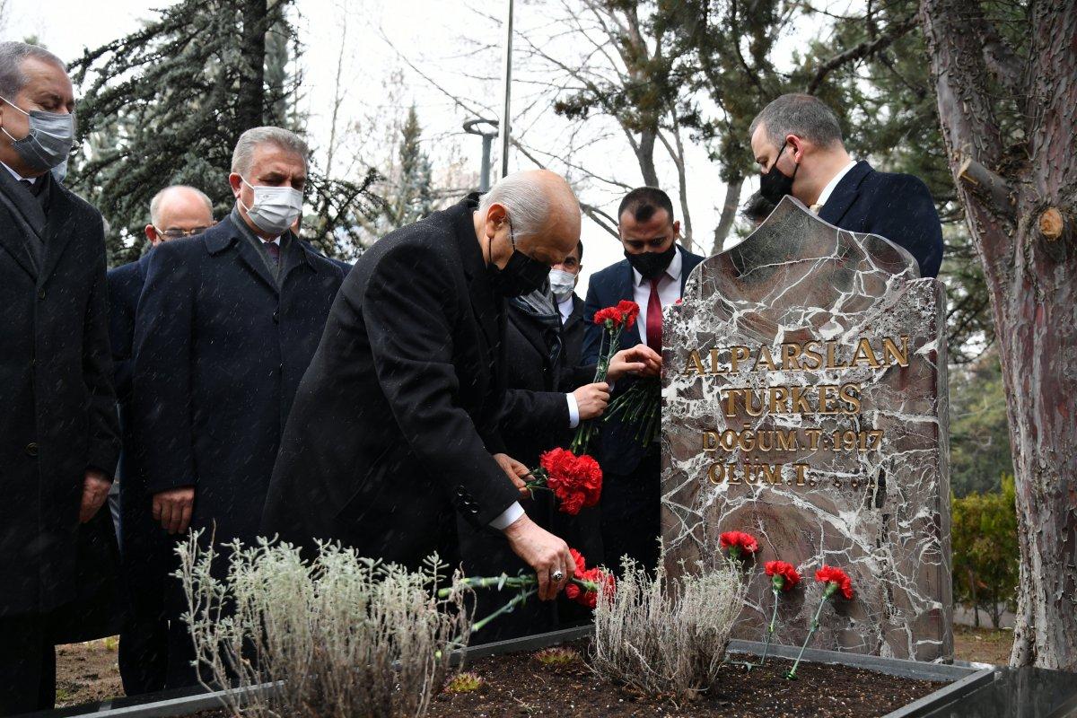 Devlet Bahçeli'den Anıtkabir'e ve Alparslan Türkeş'in kabrine ziyaret