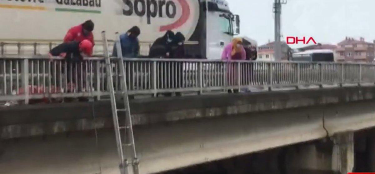 Trabzon’da dereye düşen köpeği itfaiye kurtardı