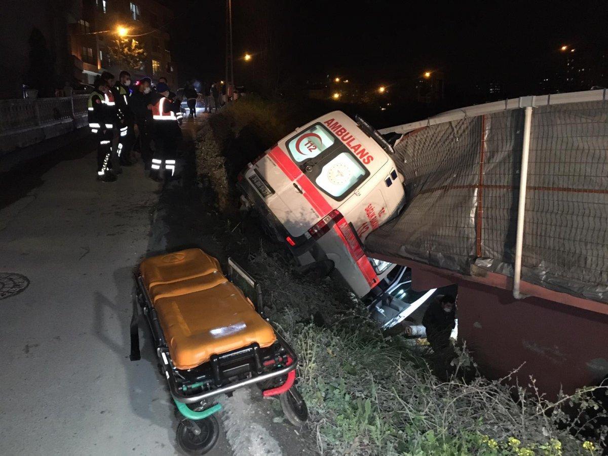 Ümraniye'de ambulans kaza yaptı