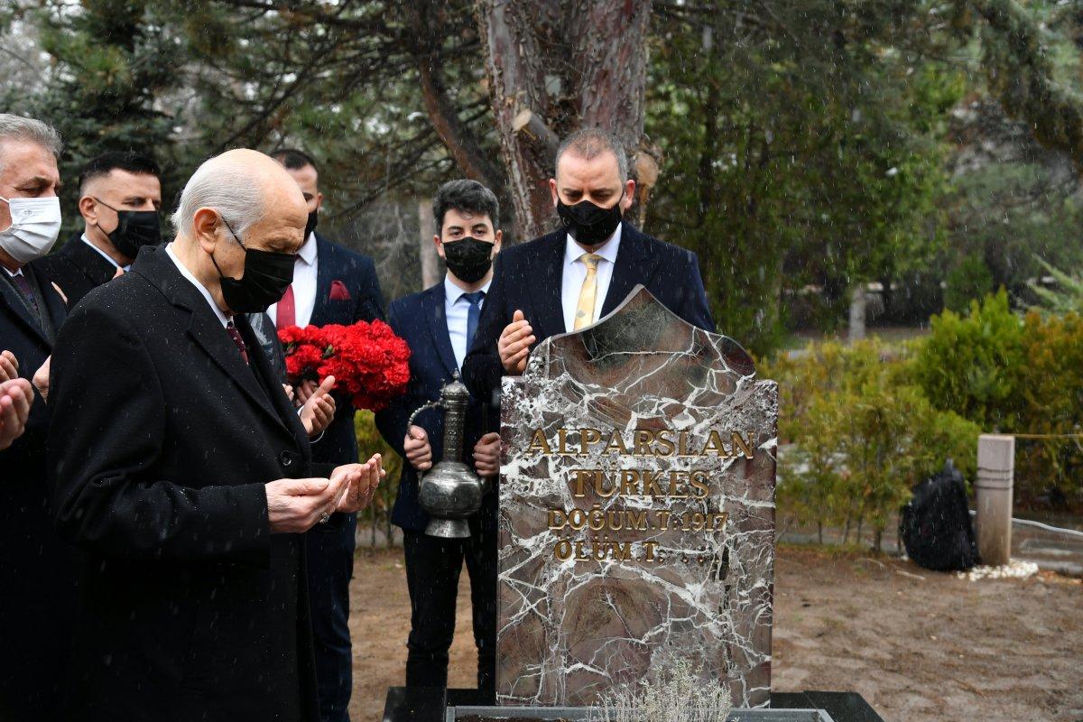Devlet Bahçeli'den Anıtkabir'e ve Alparslan Türkeş'in kabrine ziyaret