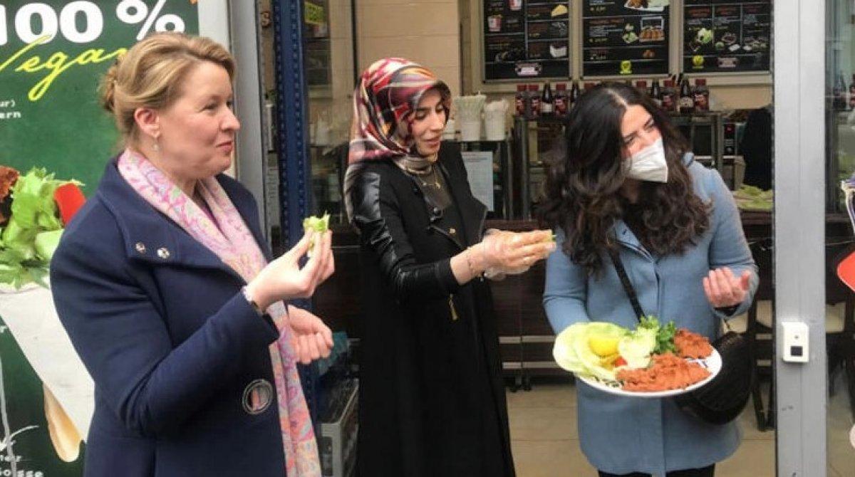 İlk kez çiğ köfte yiyen Alman bakan Giffey: Çok acı ama lezzetli