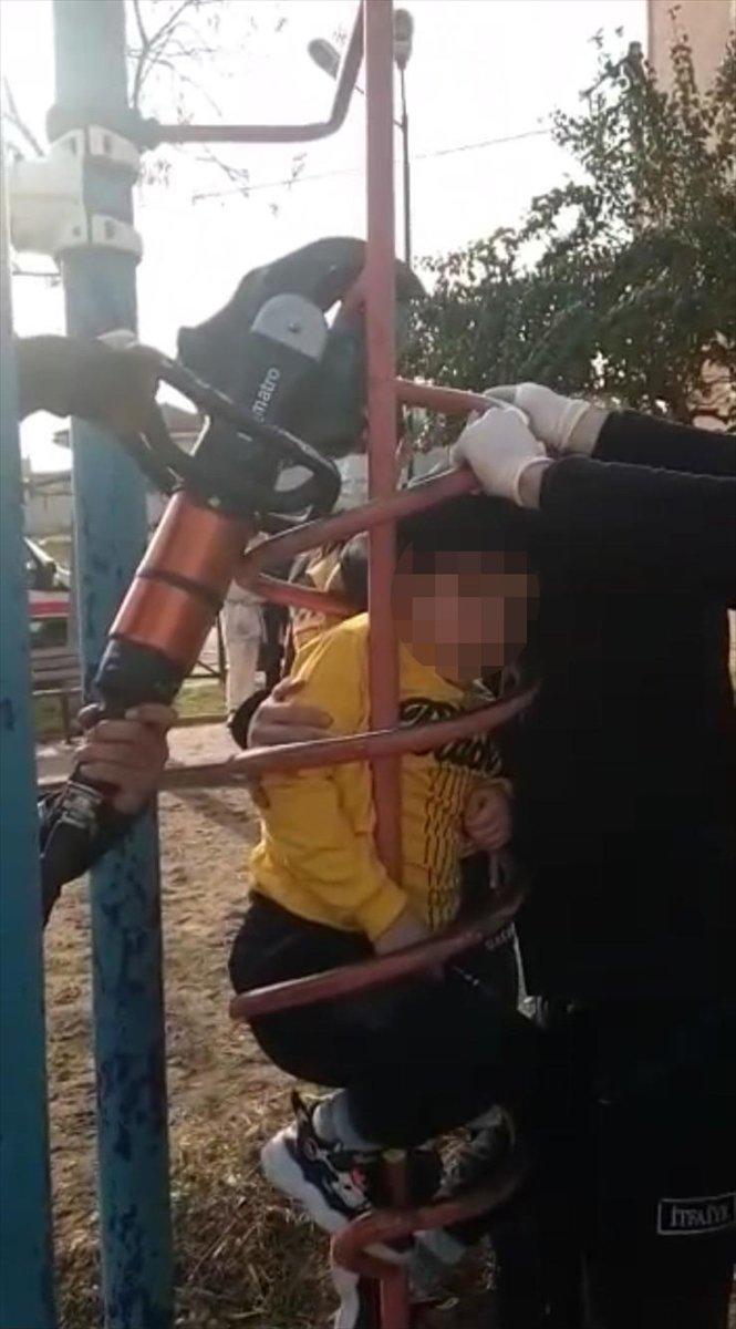 Bursa'da parkta sıkışan çocuğu itfaiye kurtardı