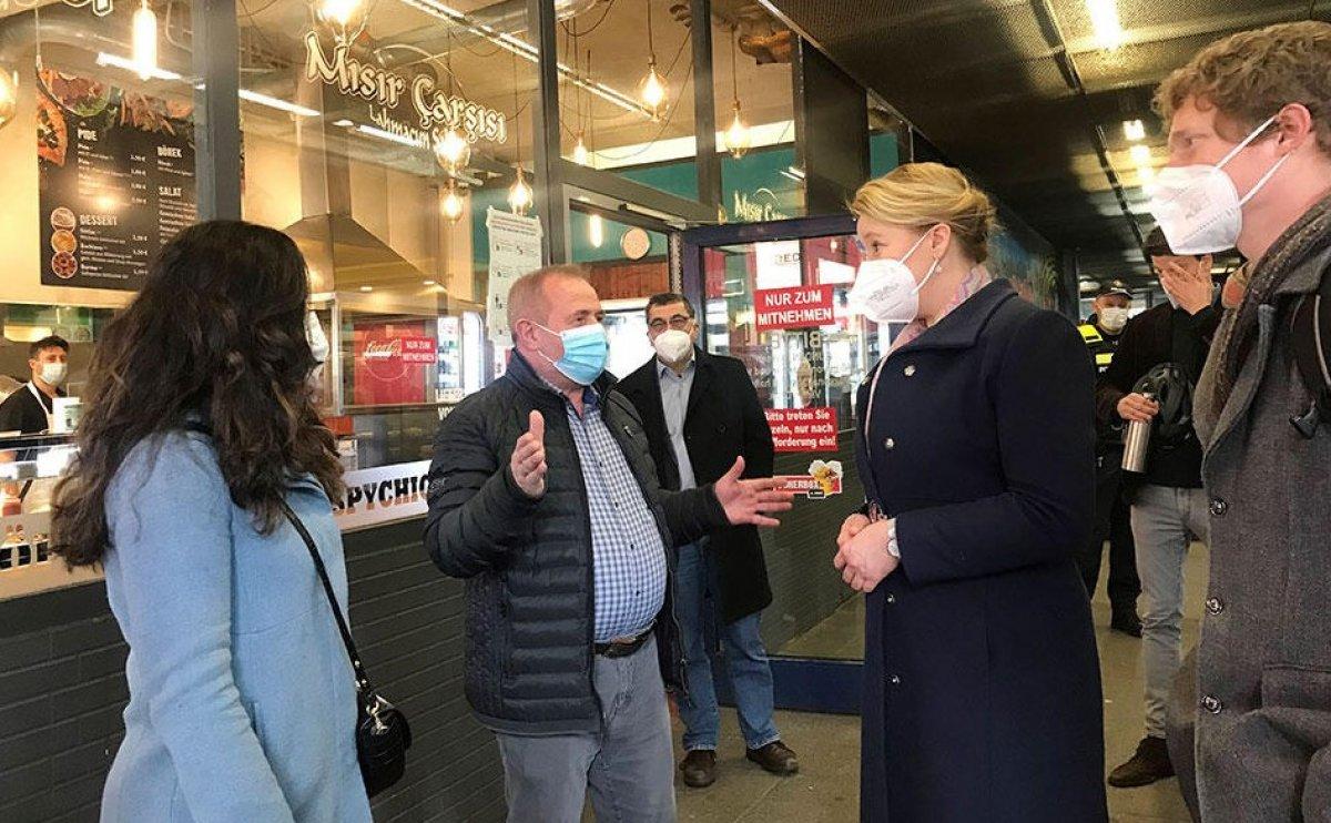 İlk kez çiğ köfte yiyen Alman bakan Giffey: Çok acı ama lezzetli