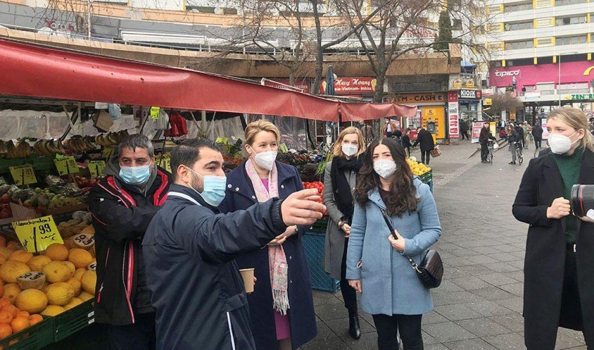 İlk kez çiğ köfte yiyen Alman bakan Giffey: Çok acı ama lezzetli