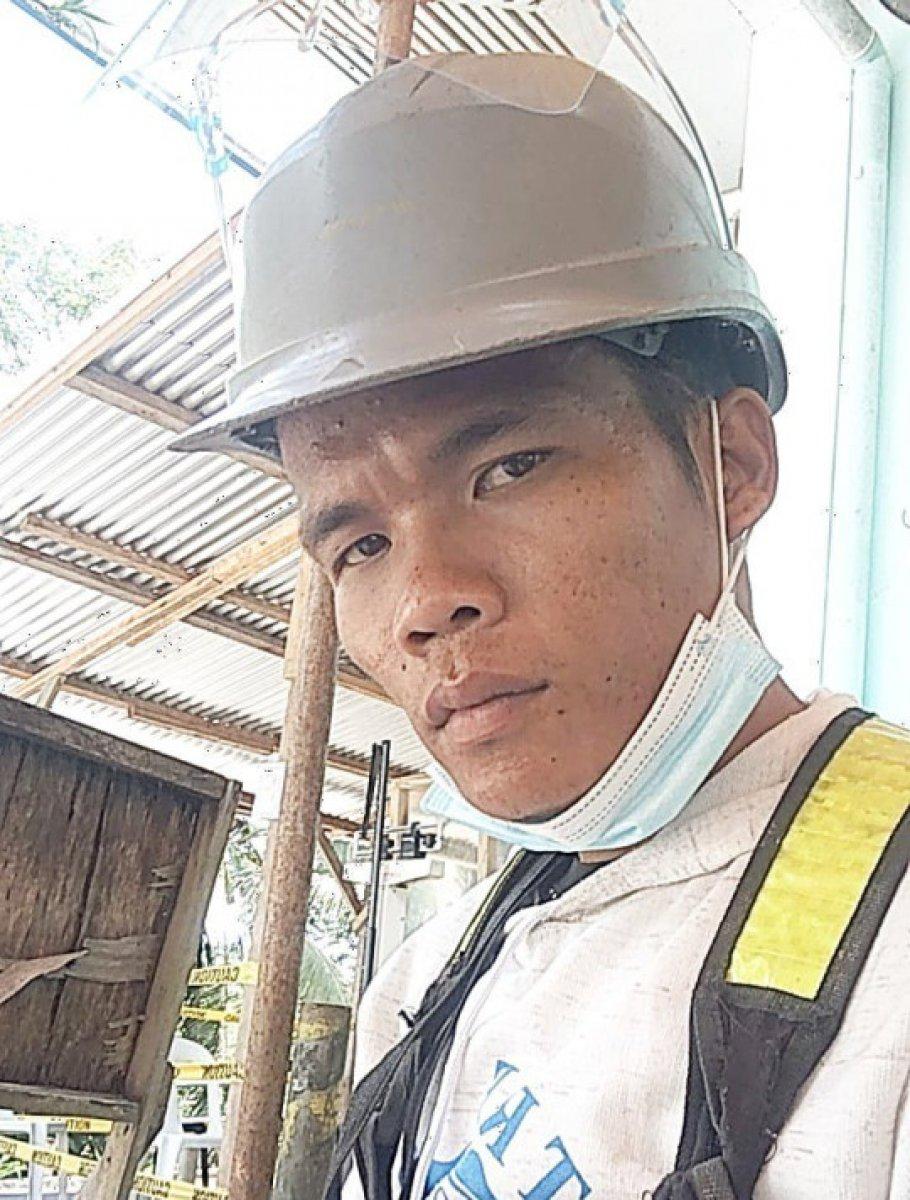 Filipinler'de vücudundaki bıçakla 15 ay yaşadı