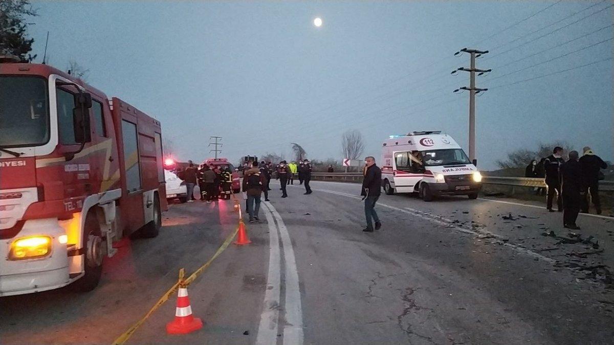 Düzce'de otobüsle otomobil çarpıştı