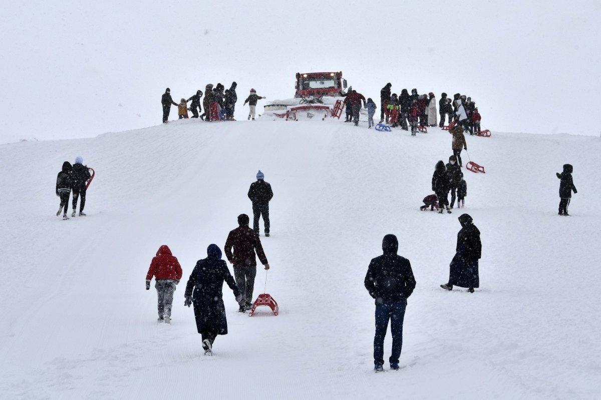Zigana'da kar keyfi devam ediyor