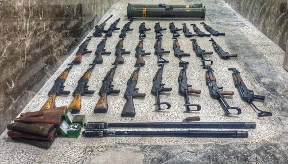 Suriye'de teröristlere ait 2 TOW füzesi, 24 Kalaşnikof ele geçirildi