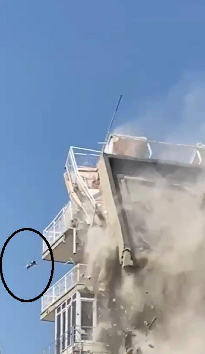 İzmir'de yıkımı yapılan binadan düşen kedi ağır yaralandı