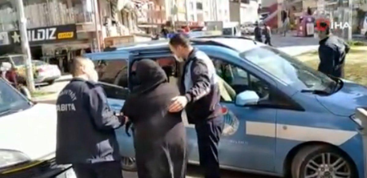 Arnavutköy'de dilencilik yapan kadın zabıtayı harekete geçirdi