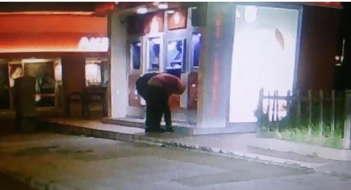 Adana'da ATM'de para yatırmak isteyen gence gasp