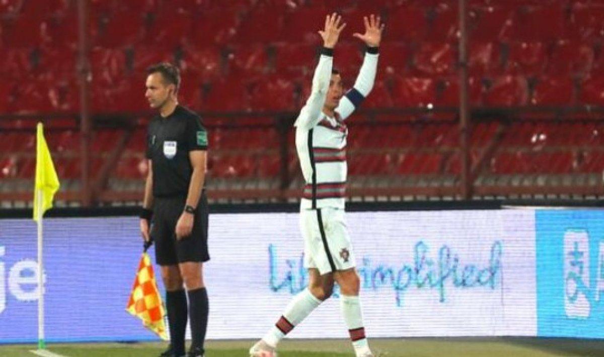 Golü vermeyen hakeme kızan Ronaldo, pazubandını atıp sahayı terk etti