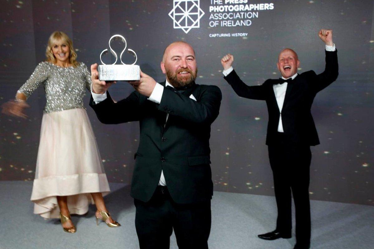 Sığırcık kuşlarının gökyüzündeki toplu şöleni