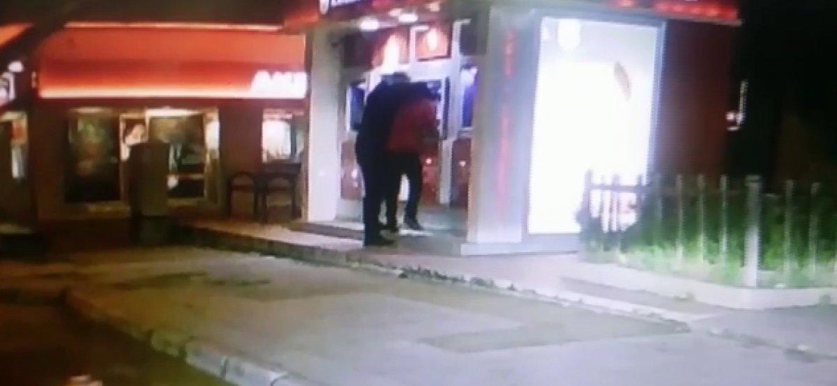 Adana'da ATM'de para yatırmak isteyen gence gasp