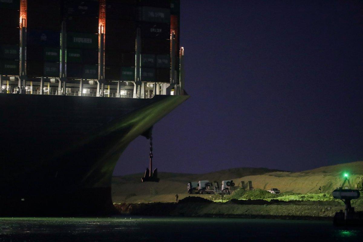 Süveyş Kanalı'ndaki kriz büyüyor