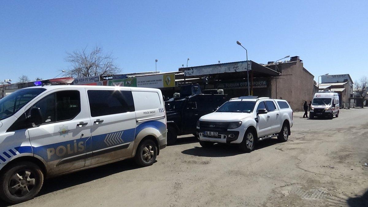 Diyarbakır'da iş yerine silahlı: 3 yaralı