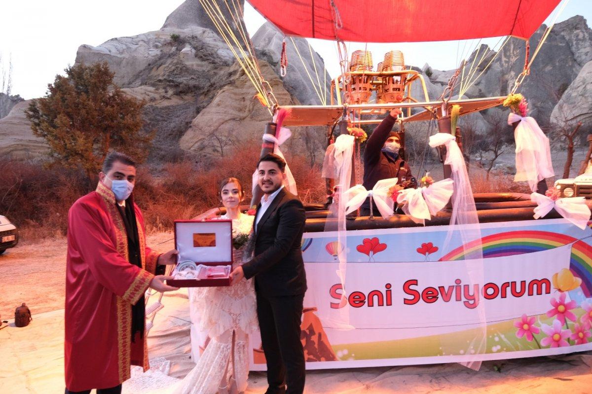 Kapadokya'daki sıcak hava balonunda nikah